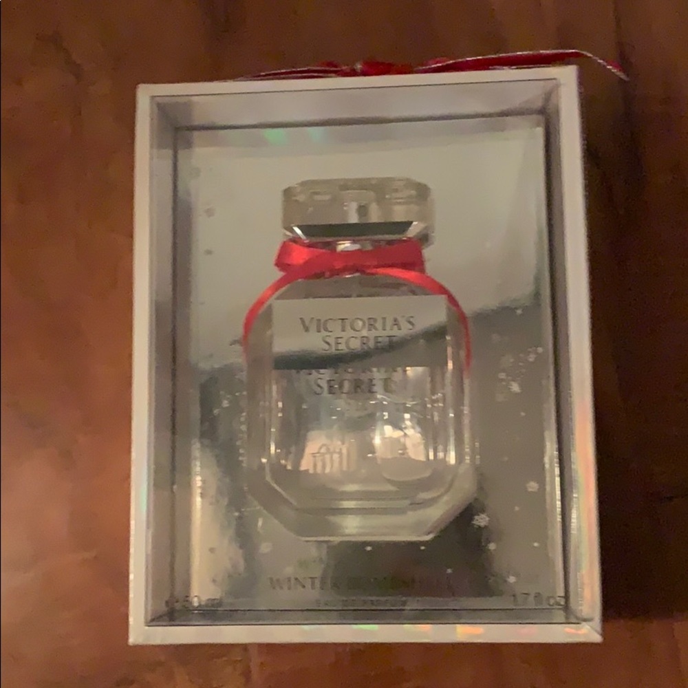 Victoria’s Secret bombshell winter